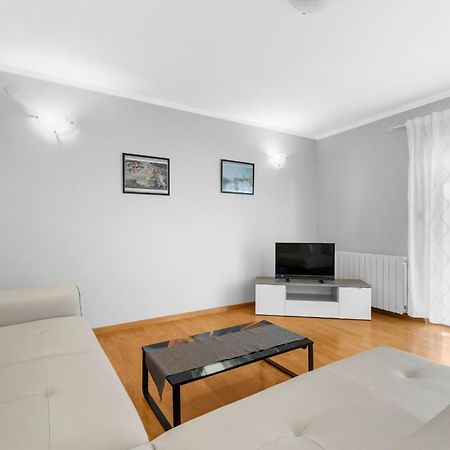 Villa Hope - Apartments With Shared Pool Porec Room photo