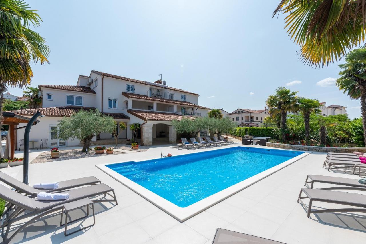 Villa Hope - Apartments With Shared Pool Porec Exterior photo